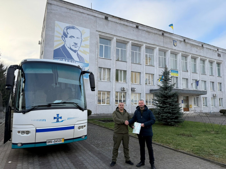 Vasyl Holovachko (links) überführte den Bus in die Ukraine und übergab ihn an Oleh Volsky, Bürgermeister der Stadt Schwokwa vor dem Rathaus der ukrainischen Stadt. 