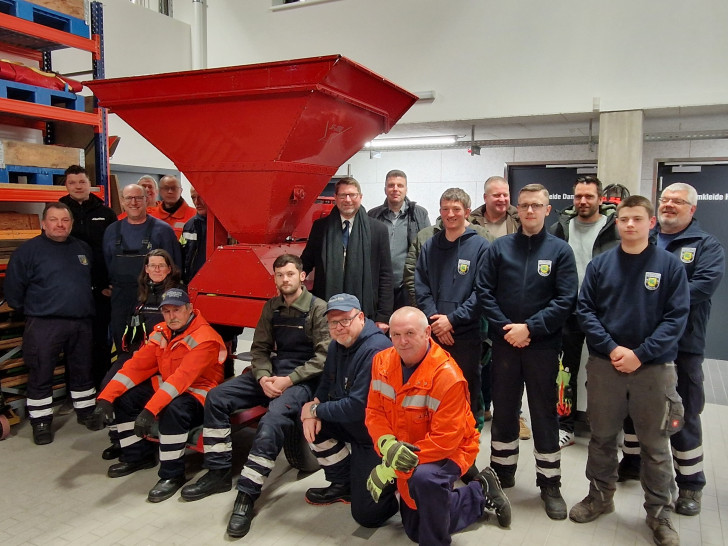 Die 3. Gruppe der Freiwilligen Feuerwehr Sickte übte an der neuen Sandsackfüllmaschine der Samtgemeinde Sickte. Mit dabei waren auch Vertreter von Rat und Verwaltung sowie der Firmen HGS und Steffen aus Sickte.