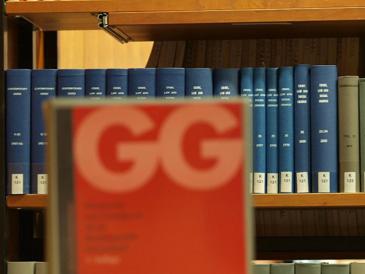 Ausgabe des Grundgesetzes in einer Bibliothek (Archiv)