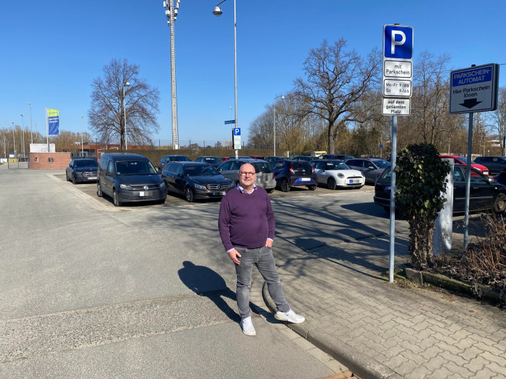 Der Friedrich-Ludwig-Jahn-Platz reicht in Sportstoßzeiten nicht aus. Der CDU-Fraktionsvorsitzende Marc Angerstein fragt die Verwaltung, wann der Bau des überfälligen Parkplatzes an der Friedrich-Ebert-Straße beginnt.