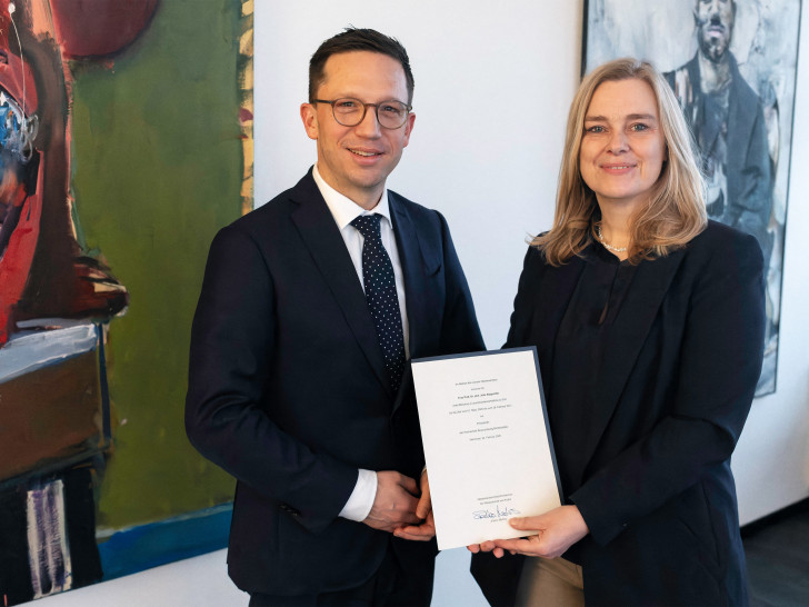 Übergabe der Ernennungsurkunde: Falko Mohrs, Niedersächsischer Minister für Wissenschaft und Kultur, und die neue Präsidentin der Ostfalia Hochschule für angewandte Wissenschaften, Prof. Dr. Julia Siegmüller.   