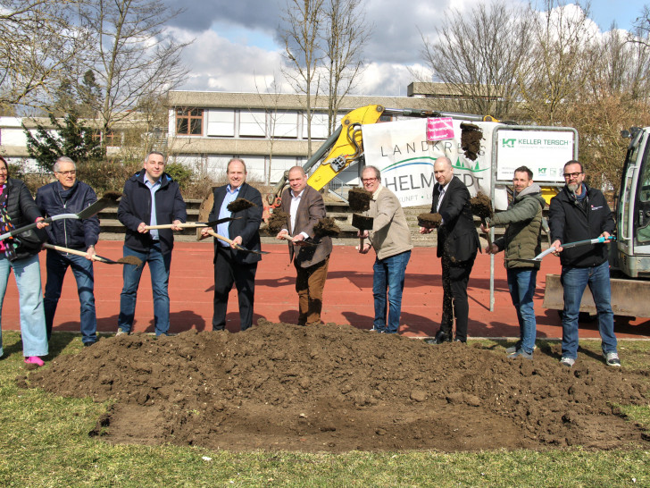 Angela Lux, Jürgen Nitsche (KSB), Sebastian Exner (Geschäftsbereichsleiter Hochbau, LK Helmstedt), Landrat Gerhard Radeck, Bürgermeister Wittich Schobert, Marcus Wagner (Vorstand Bau, LK Helmstedt, Lars Herrmann (Schulleiter Julianum), Fabian Bock (Fa Keller & Tersch), Stefan Krenge (Staatl. Baumanagement Braunschweig) (v. li.).