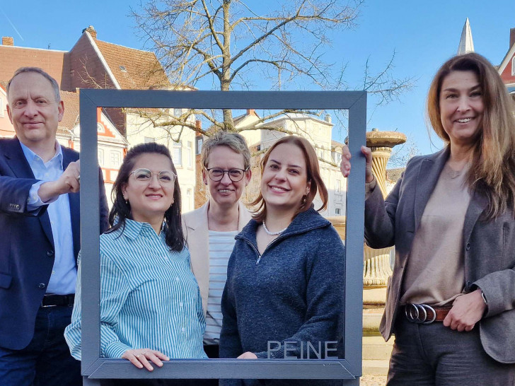 Freuen sich auf den nächsten Schritt zur Belebung der Peiner Innenstadt: Klaus Saemann (Bürgermeister der Stadt Peine, v.l.), Saha Onal-Elmas (Leitung der Wirtschaftsförderung der Stadt Peine), Kathrin Bolte (Projektmanagerin Zentrenmanagement bei Peine Marketing), Alicia Clement (Sachbearbeiterin Wirtschaftsförderung der Stadt Peine), Anja Barlen-Herbig (Geschäftsführerin Peine Marketing).