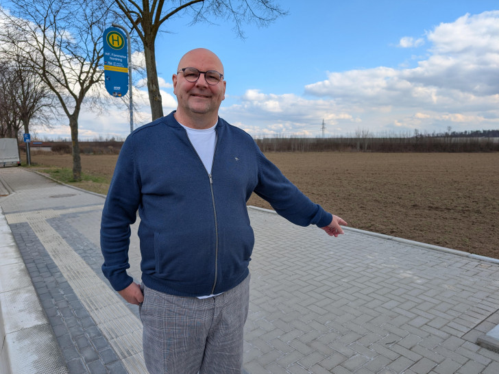 Es fehlt noch, aber es ist alles vorbereitet: Der Fümmelser Ortsbürgermeister Marc Angerstein zeigt auf den Standort, wo das neue Wetterschutz-Wartehäuschen aufgebaut werden soll.