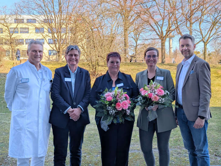 Schulleitung Dagmar Schimkowiak (Mi.) verabschiedete sich in den Ruhestand, während ihre Nachfolgerin Mareen Brämer (2.v.re.) künftig die Berufsfachschule Pflege am Klinikum Wolfsburg leiten wird. Prof. Dr. Matthias Menzel (li.), Pflegedirektorin Christiane Bitter (2.v.li.) und Oberbürgermeister Dennis Weilmann (re.) gratulierten zur Verabschiedung und zur Einführung.