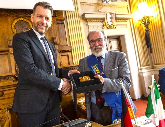 Der Präsident der Provinz Pesareo-Urbino, Giuseppe Paolini (rechts), überreicht Oberbürgermeister Dennis Weilmann ein Gastgeschenk.