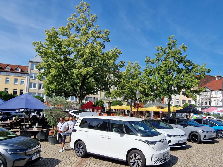 Beim BRAWO Mobility Spring ’25 werden rund 80 Autos in der Peiner Innenstadt ausgestellt. 