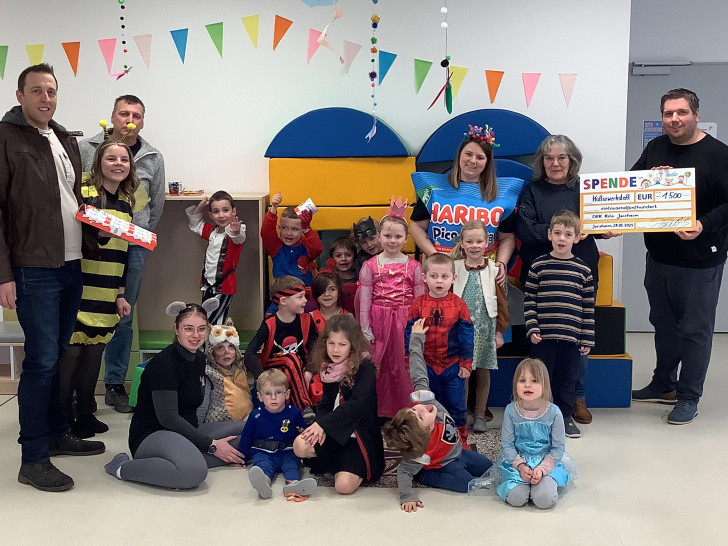 Große Freude im Kindergarten Jerxheim bei der Scheckübergabe.