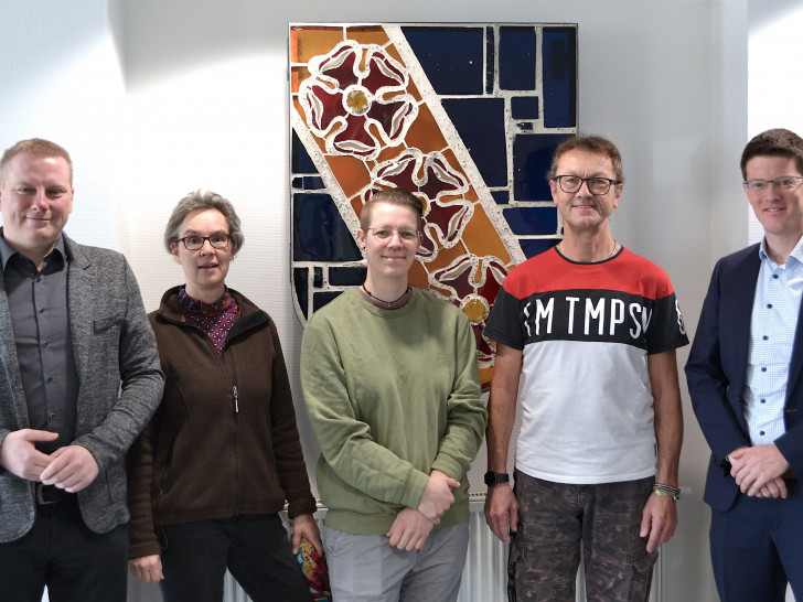 Marcel Christoph Piochacz (Gemeinde Vechelde), Katja Rausch (Gemeinschaftszentrum Vechelde e.V.), Caroline Bethge (Vechelde vereint), Axel Specht (Gemeinschaftszentrum Vechelde e.V.) und Bürgermeister Tobias Grünert (v. li.). 