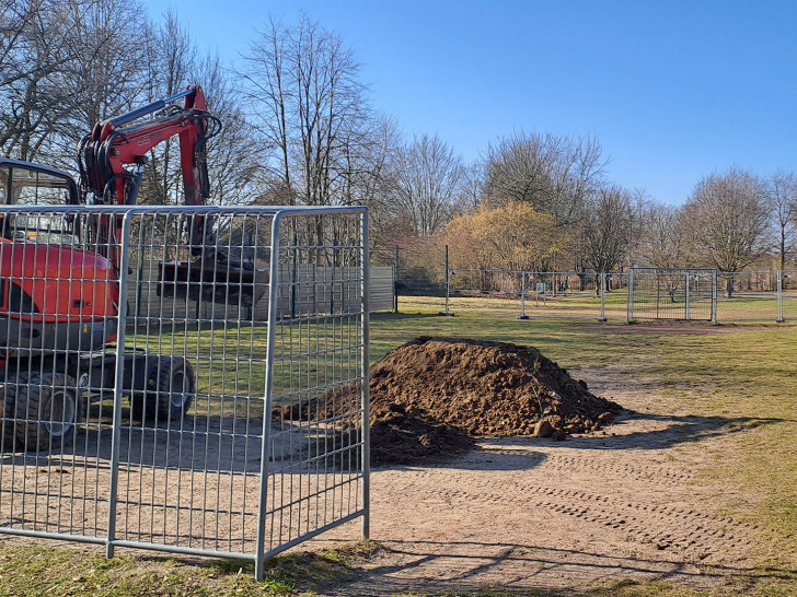 Die Sanierung des Bolzplatzes hat begonnen. 