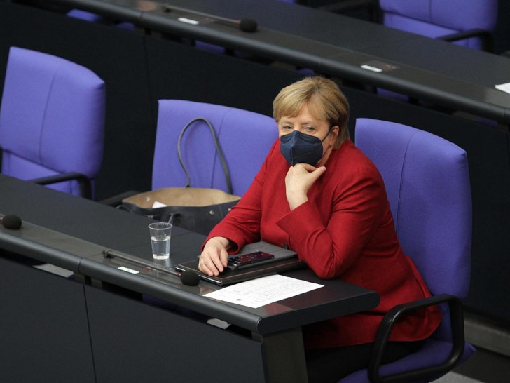 Angela Merkel mit Maske während der Coronakrise (Archiv)