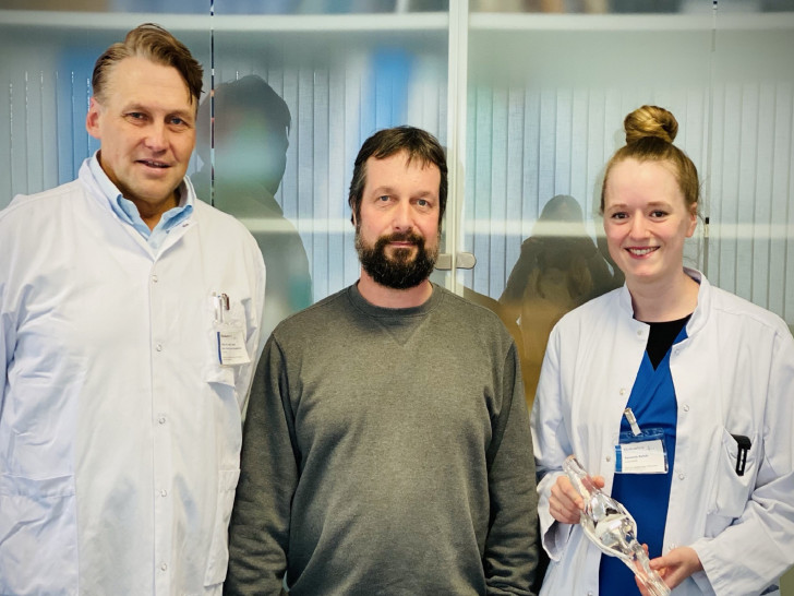 Besuch des Patienten Heiko Dieterich (Mitte) zu einer Kontrolluntersuchung in der Sprechstunde bei Professor von Engelhardt (links) und Rewenda Rohde (rechts). 