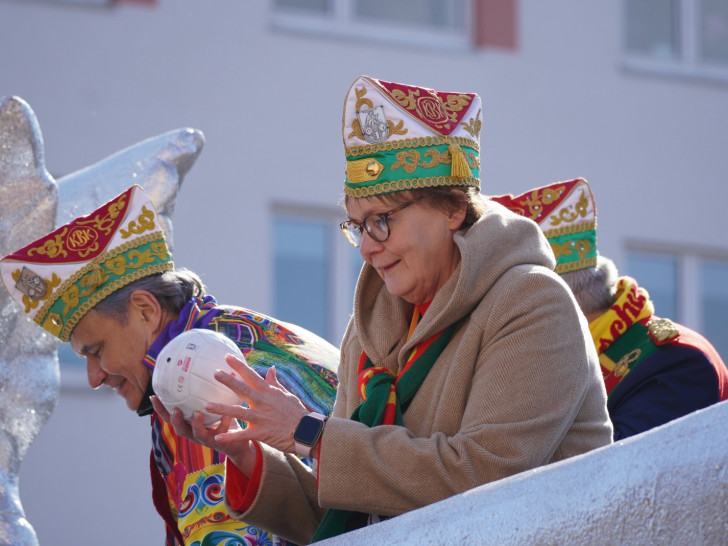 Innenministerin Daniela Behrens warf kleine Bälle in die Menge.