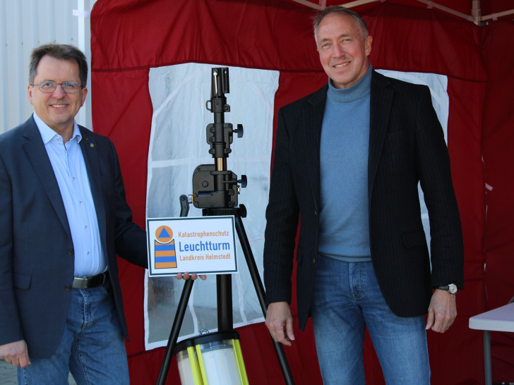 Torsten Wendt, Erster Kreisrat (links) und Burghard Täger, Leiter des Geschäftsbereichs Ordnung und Verkehr.