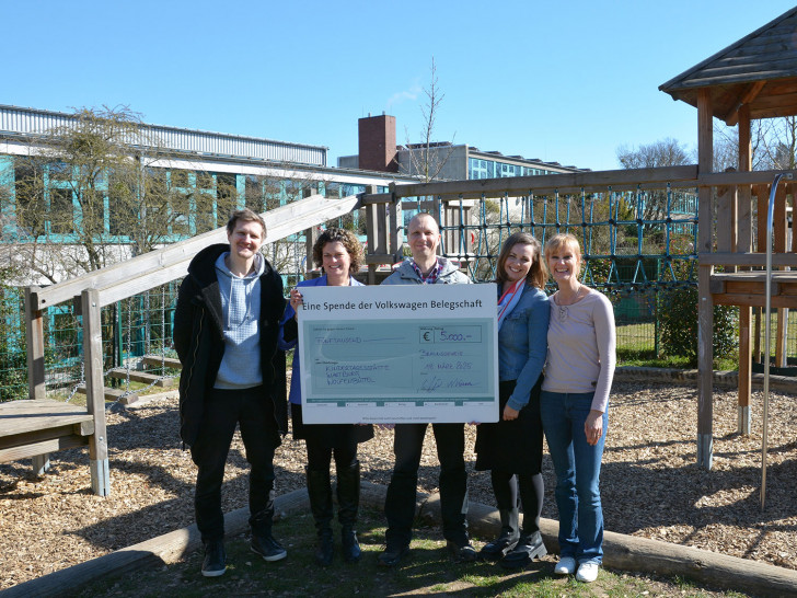 Symbolische Scheckübergabe (v.l.n.r.): Björn Bamberg (Leiter Kita Wartburg), Nina Krumme (Personal Volkswagen Braunschweig), Stefan Schmidt (Betriebsrat Volkswagen Braunschweig, Martina Marder (Förderverein Kita Wartburg) und Gabi Brinkmann (Leitungsteam Kita Wartburg).