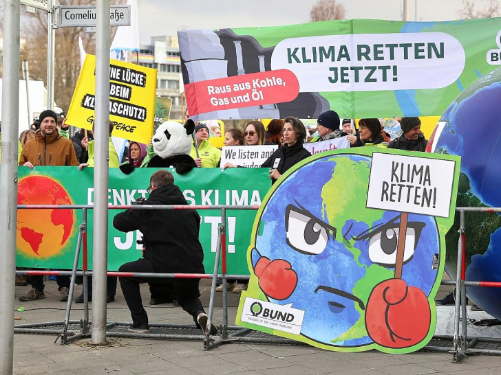 Demonstranten protestieren für Klimaschutz am 13.03.2025