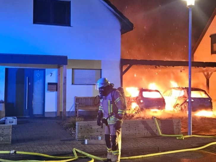 Zunächst brannte der Carport.