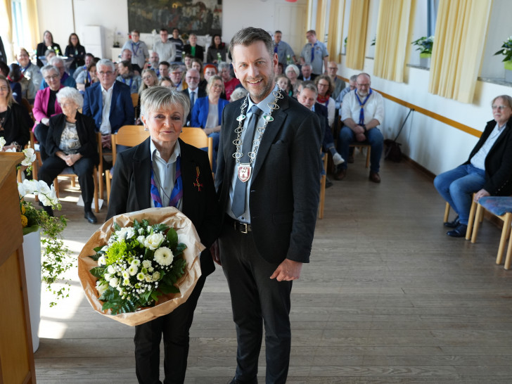 Oberbürgermeister Dennis Weilmann zeichnet Therese Zimkowsky mit dem Verdienstorden der Bundesrepublik Deutschland aus. 