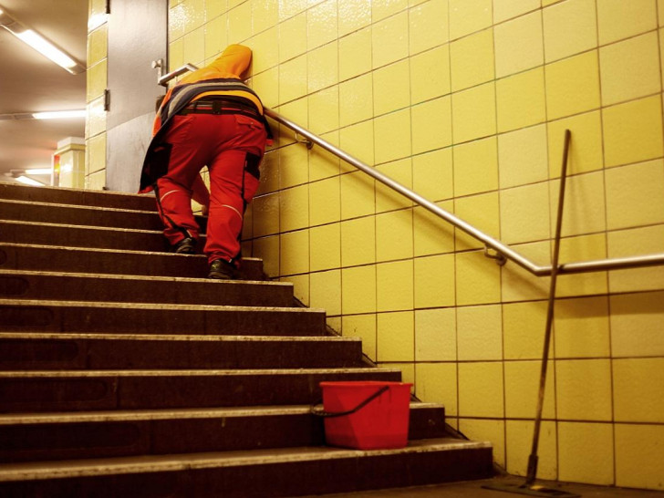 Reinigungskraft in einer U-Bahn-Station (Archiv)