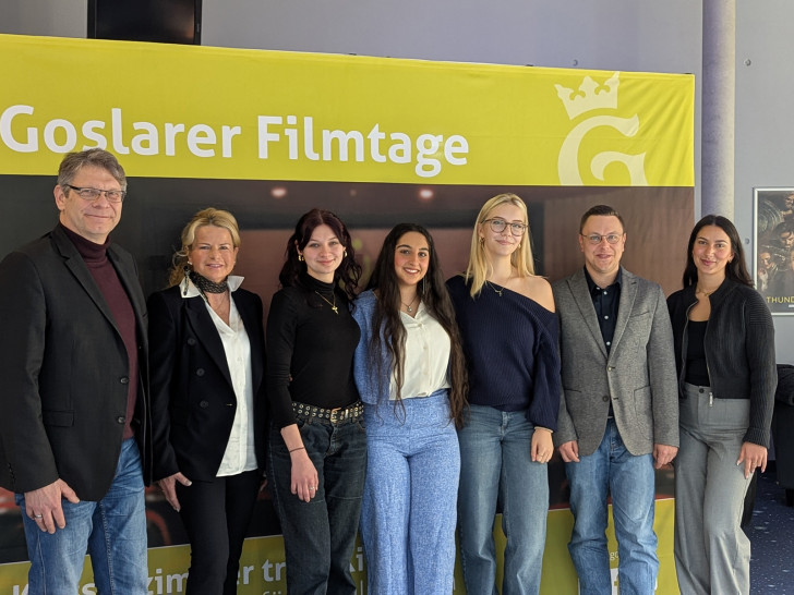  Die 21. Goslarer Filmtage sind gestartet. Auf interessante zwei Wochen freuen sich Otto Brinkmann (v. li.), BBS Goslar-Baßgeige/Seesen, Oberbürgermeisterin Urte Schwerdtner, Angelina Gärtner, Anabella Sher und Linda Tiepold, alle drei aus dem Organisationsteam der 12. Klassen der BBS Goslar-Baßgeige/Seesen – Fachoberschulzweig Sozialpädagogik – sowie Jannik Voß und Camilla Dal Pos von der Stadtjugendpflege.