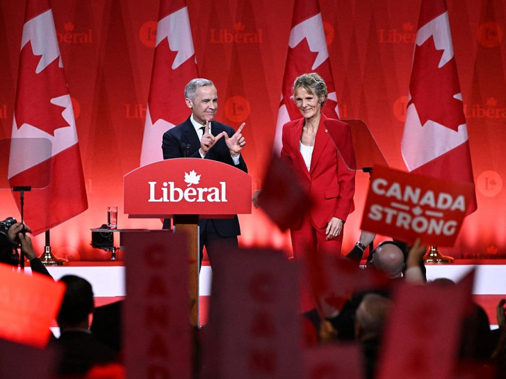 Mark Carney nach seiner Wahl zum Parteichef der Liberalen mit seiner Frau am 09.03.2025