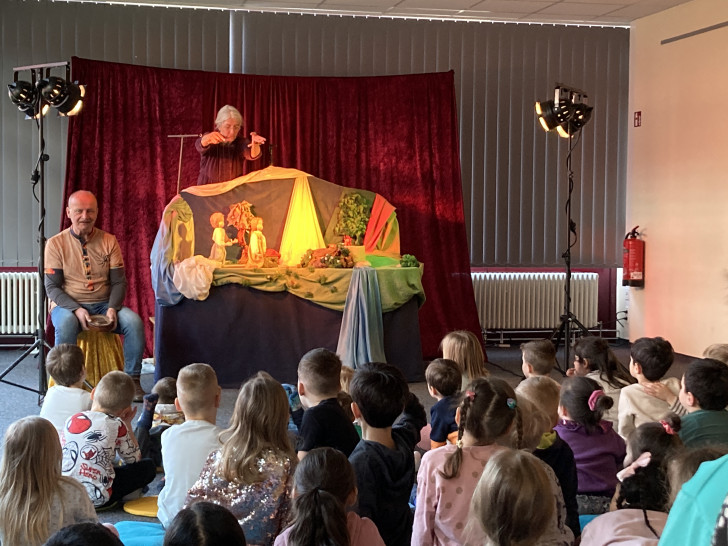 Die Kindergartenkinder hatten Spaß mit der Märchenbühne beim Abschluss des Projektes „WortStark“ in der Stadtbibliothek am Fredenberg. 