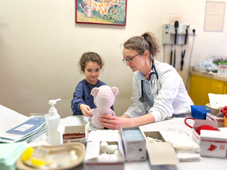 Funktionsoberärztin Verena Schmelz behandelt mit tatkräftiger Unterstützung den flauschigen Patienten. 