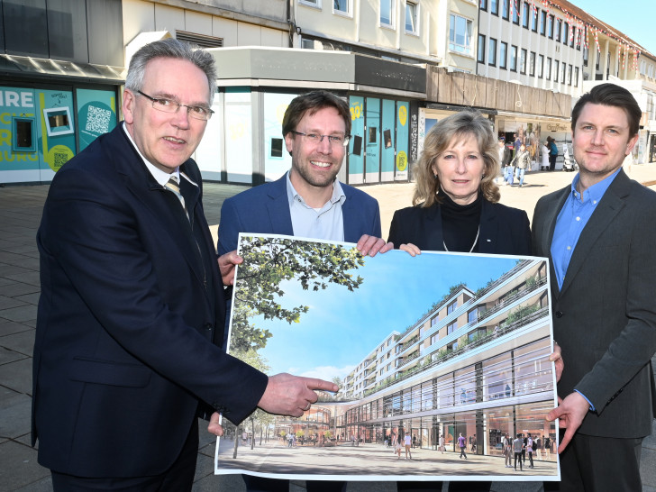 Ulf Müller (BRAWO RE Building Solutions GmbH), Sebastian Geese (Bereichsleiter Hochbau des Bauunternehmens Köster), Claudia Kayser (Leiterin der Direktion Wolfsburg der Volksbank BRAWO) und Ivan Binder (Projektleiter, BRAWO RE Development Braunschweig GmbH) freuen sich auf die Zusammenarbeit für den Bau der BRAWO Arkaden (v. li.).