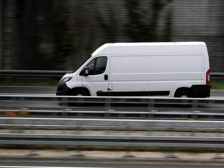 Transporter auf einer Autobahn (Archiv)