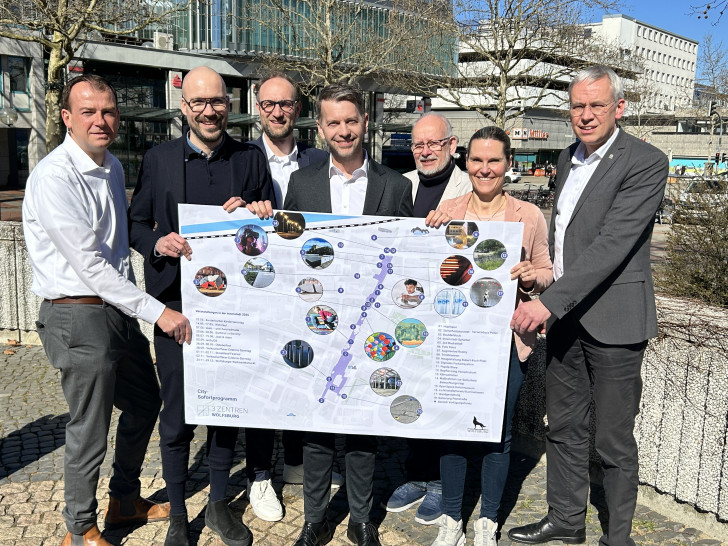 Stellten gemeinsam das City-Sofortprogramm vor: Christoph Neumann (Vorstand cmt), Michael Ernst (Vorstand cmt), Jens Hofschröer (Dezernent für Digitales und Wirtschaft), Oberbürgermeister Dennis Weilmann, Erich Schubert (Ortsbürgermeister Stadtmitte), Svenja Hohnstock (Vorstand cmt) sowie Kai-Uwe Hirschheide (Erster Stadtrat / Stadtbaurat) (v. li.).