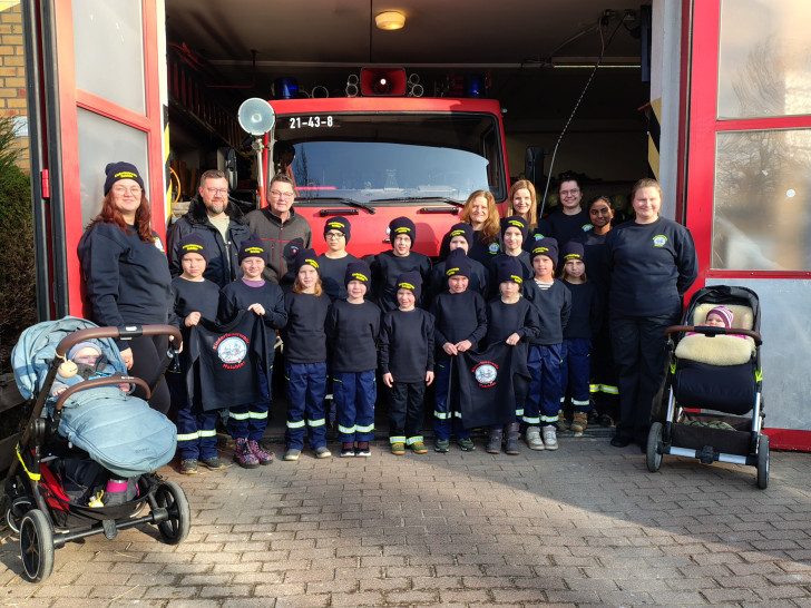 Übergabe der Pullover an die Kinderfeuerwehr.