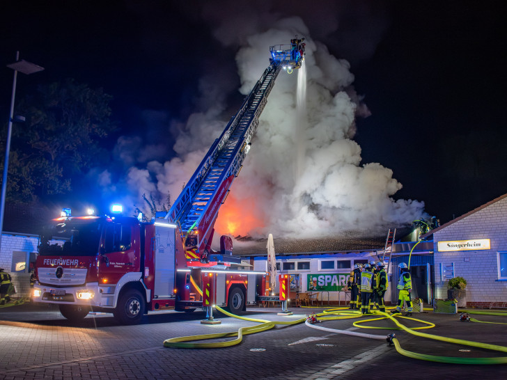 Das Dach stand in Flammen.