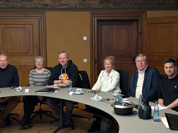 Die Stadt Goslar, vertreten durch Oberbürgermeisterin Urte Schwerdtner (3. v. re.) und Fachdienstleiter Kulturverwaltung, -organisation, -veranstaltungen Marvin Voges (re.), Sven Legler (3. v. li.), Studio D4, sowie Hartmut Prüssner (v. li.), Gisela Burkhardt und Burkhard Siebert vom Internationalen Musikfest freuen sich auf die Veranstaltungen vor der Kaiserpfalz im August.