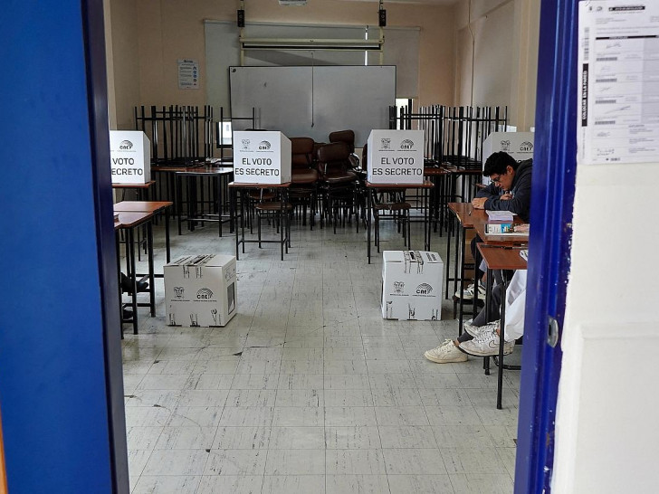 Wahllokal in Ecuador am 13.04.2025