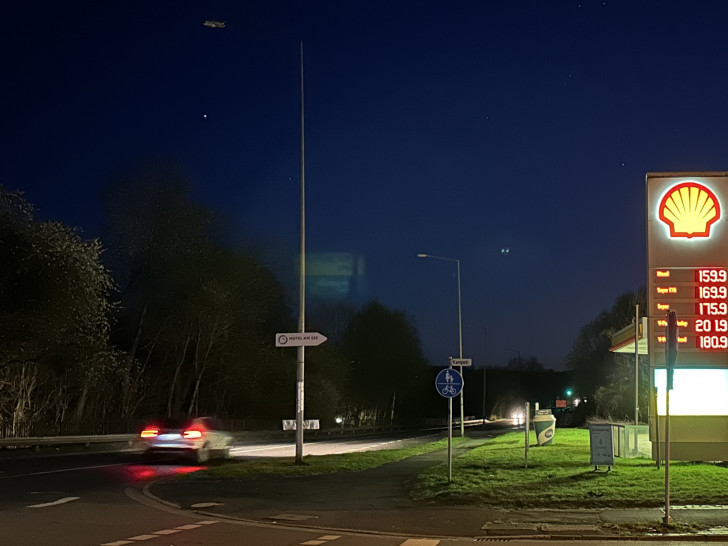 Ein Blick am Montagabend auf die Kampstraße in Fahrtrichtung Fredenberg - die Laternen sind aus.