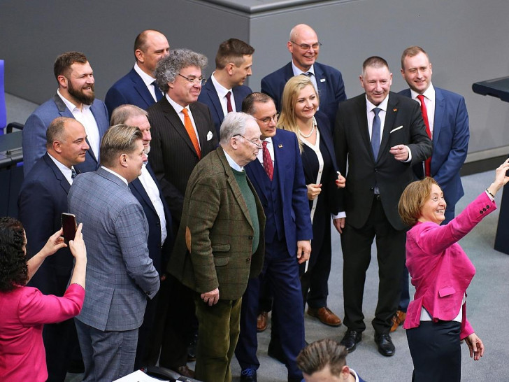 AfD-Abgeordnete machen ein Selfie (Archiv)