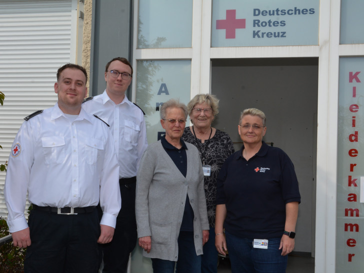 Es tut sich einiges in der Kleiderkammer des DRK-Ortsvereins Wolfenbüttel. Darüber berichteten jetzt (von links) Mattis Gruß und Kevin Barbe vom Vorstand sowie die Ehrenamtlichen Cordula Rockmann, Gisela Peter und die neue Leiterin der Kleiderkammer, Heike Hann.