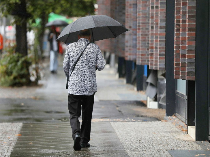 Mann mit Regenschirm (Archiv)
