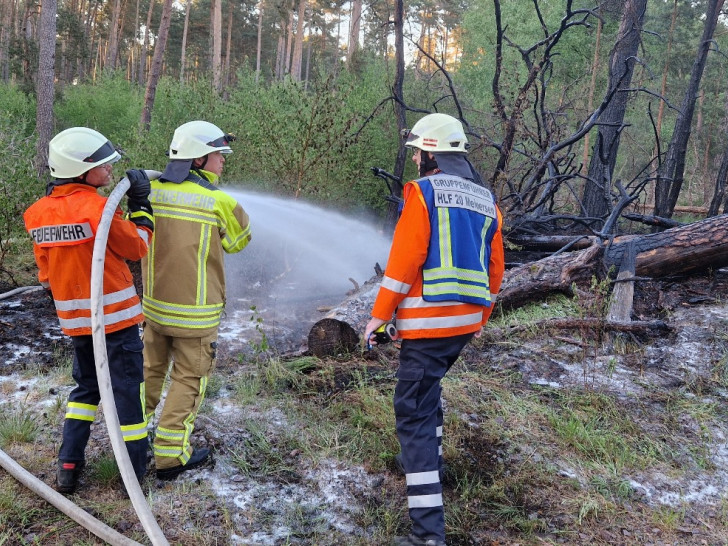 Die Einsatzkräfte bei der Brandbekämpfung.