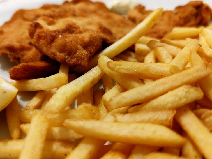 Pommes mit Wiener Schnitzel (Archiv)