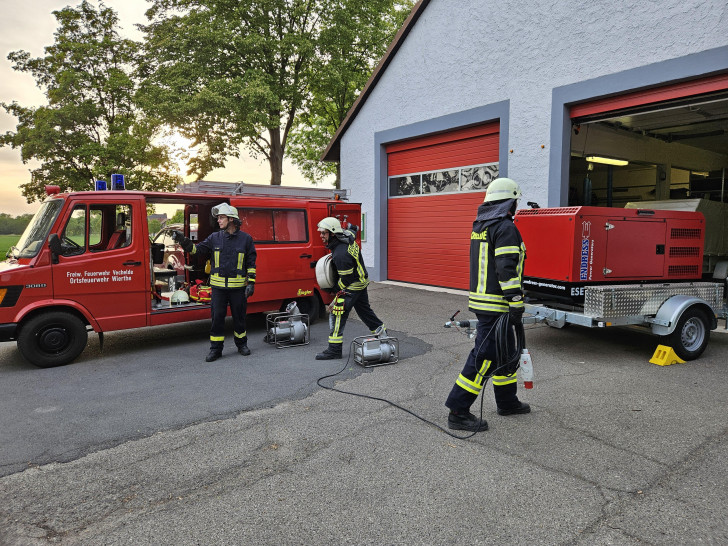 Die Ortsfeuerwehr Wierthe beim Übungsdienst mit den beiden neuen Schmutzwasserpumpen.