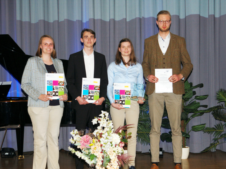 Die ausgezeichneten Absolventinnen und Absolventen: Stina Poppendorf, Philip Cronjäger, Mia Funding Sörensen und Jan Lukas Zimball (v. li.).