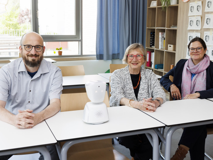 Mit Avatar "Buddy": Christoph Schröder, Leiter der Martha-Fuchs-Schule, Sabine Held-Brunn vom Vorstand der Bürgerstiftung und Schuldezernentin Dr. Christina Rentzsch (r.).
