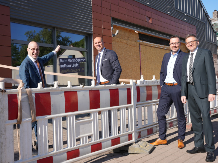  Der Wiederaufbau der Filiale in Lengede hat begonnen. Stefan Honrath, André Bonitzke, Marcel Lang und Markus Wenk von der Volksbank BRAWO planen, dass die Filiale noch in diesem Jahr fertiggestellt wird.