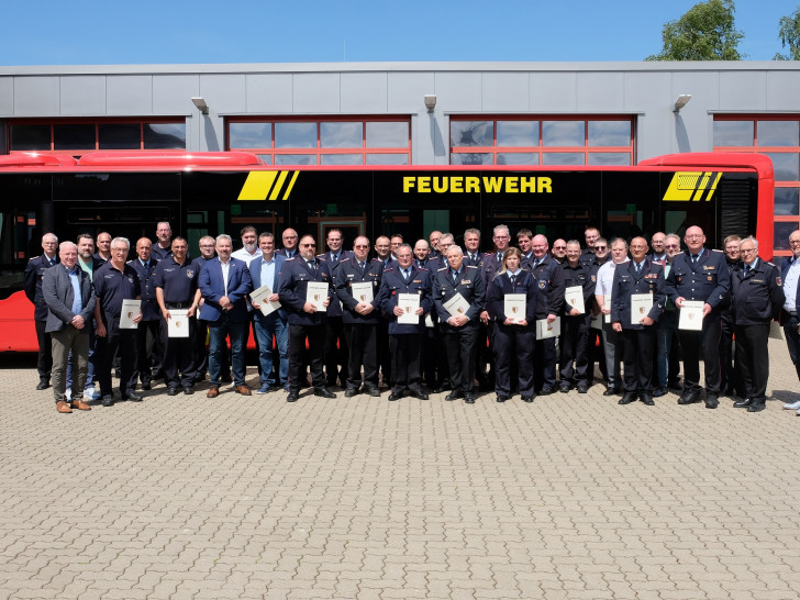  Bei den Geehrten auf Kreisebene handelt es sich vor allem um hauptamtliche Kräfte des Landkreises Goslar, Stadt- und Gemeindebrandmeister, Hauptverwaltungsbeamte sowie Fachberater und Verantwortliche der Technischen Einsatzleitung.