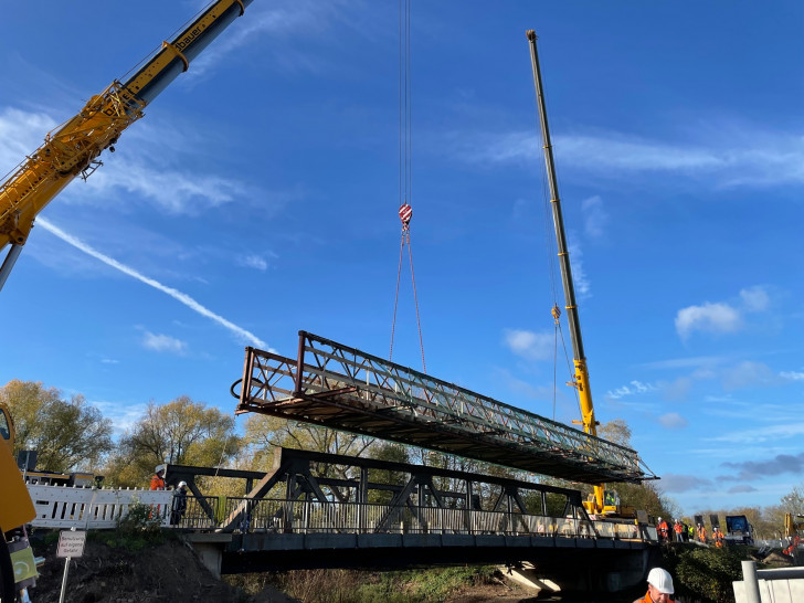 Durch die Kranarbeiten ist auch die neue Brücke zeitweise nicht nutzbar.