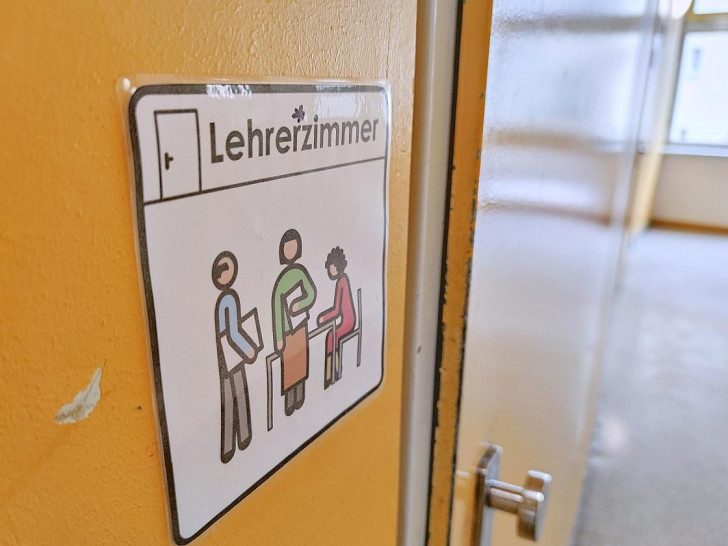 Genderzeichen vor einem Lehrerzimmer (Archiv)