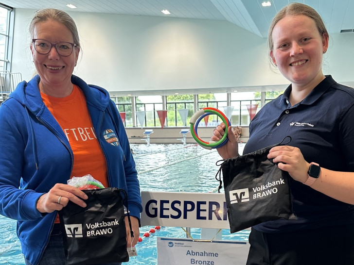 Nicole Mölling (Volksbank BRAWO) und Doreen Plutta (Bäder, Sport und Freizeit Salzgitter GmbH ) beim erfolgreichen Schwimmabzeichentag im Stadtbad Salzgitter-Lebenstedt