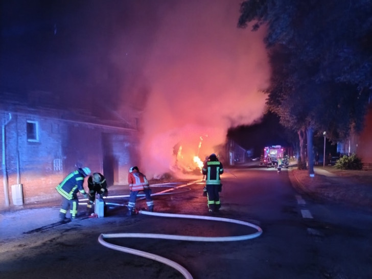 In der Straße Im unteren Dorf kam es zu einem Brand direkt an einem Gebäude.