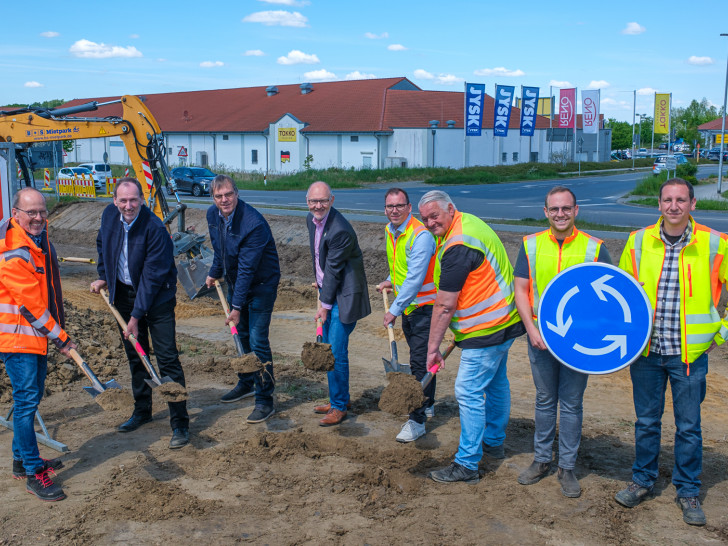 Gemeinsam wurde der erste Spatenstich gemacht: Thomas Schaaf (Leitung Fachbereich 5, Gemeinde Cremlingen), Torsten Ruhe (LK Wolfenbüttel), Detlef Katz (Bürgermeister Gemeinde Cremlingen), Jens Drake (Ortsbürgermeister Cremlingen), Maik Eggert (Geschäftsführer Pasemann GmbH), Andreas Heuer (Ingenieurbüro), Carsten Buhr (Bauleiter) und Nils Vullriede (LK Wolfenbüttel) (v. li.).